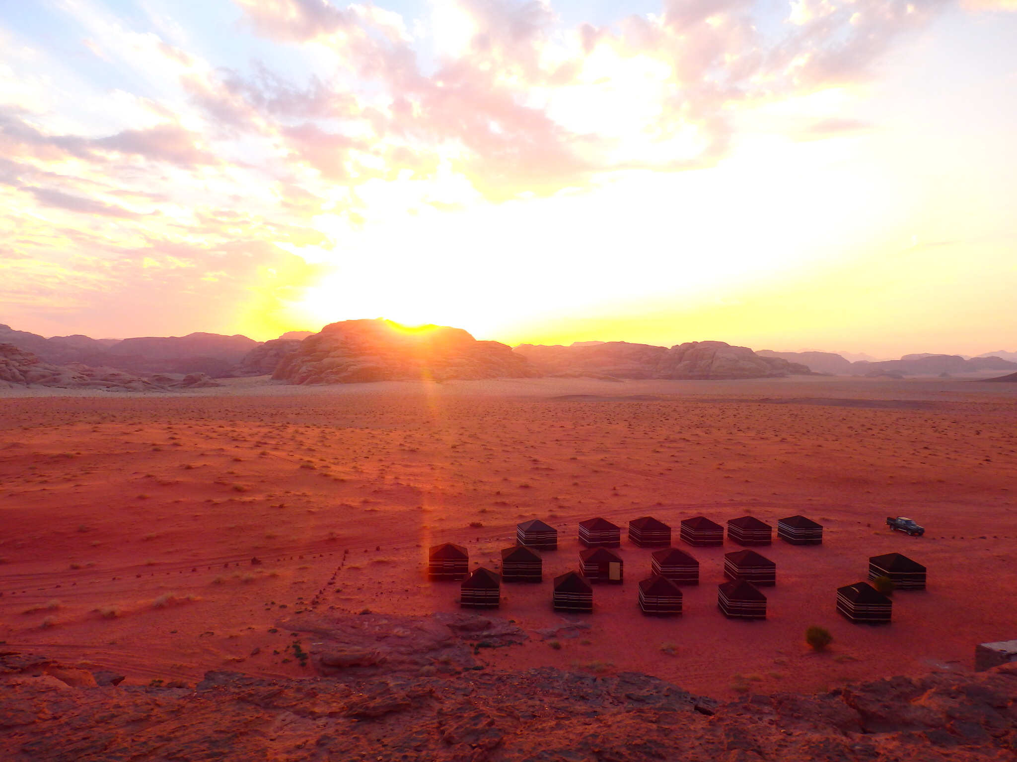 ヨルダンの秘境 赤茶色の砂漠 ワディ ラム Wadi Rum を旅する 中東旅行 遠藤夫婦ラプソディ
